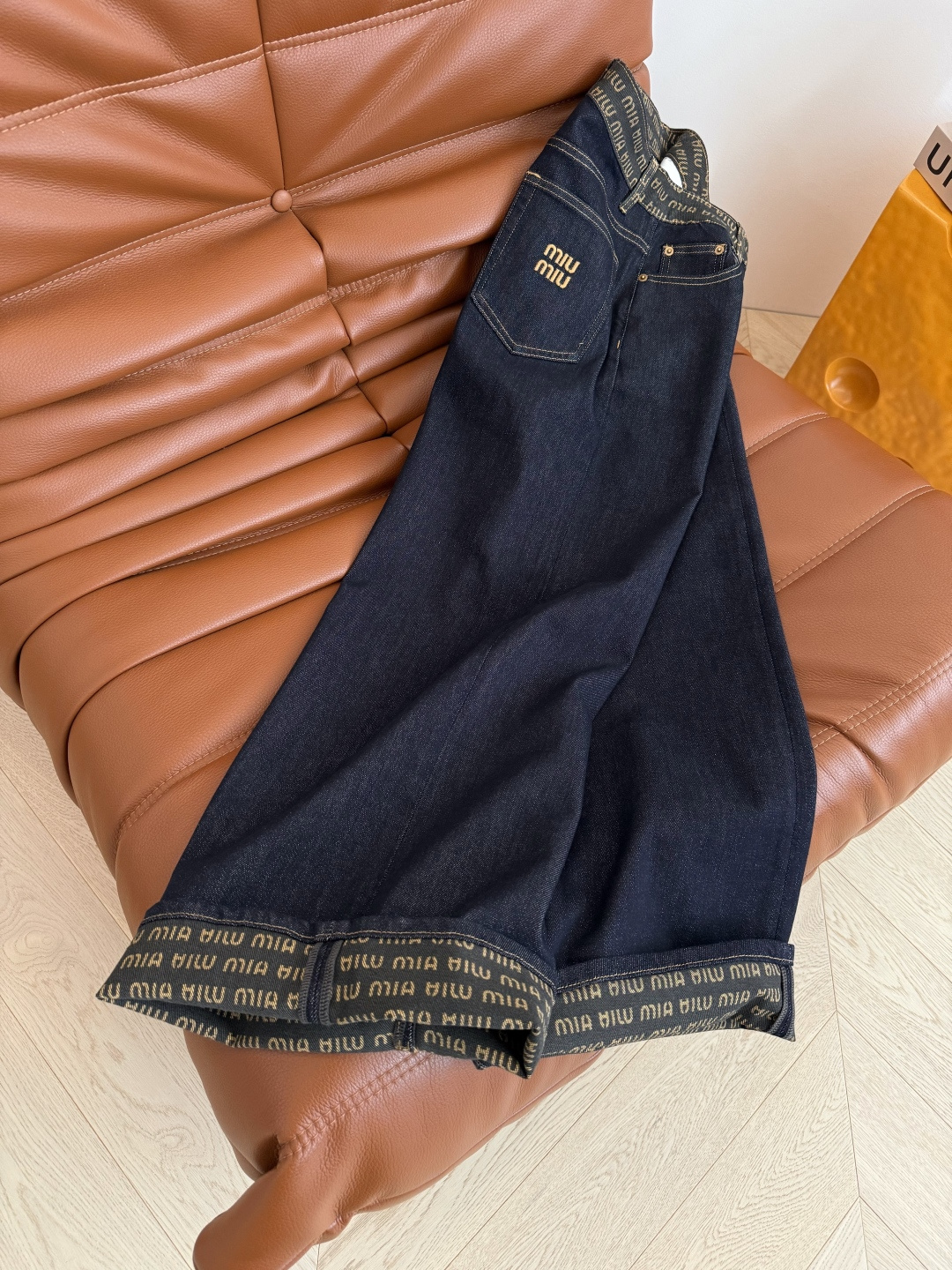 25秋冬 百搭原色阔腿牛仔裤 字母logo腰头拼接 裤脚也可以卷边露出logo 很有设计感又吸睛 是百搭