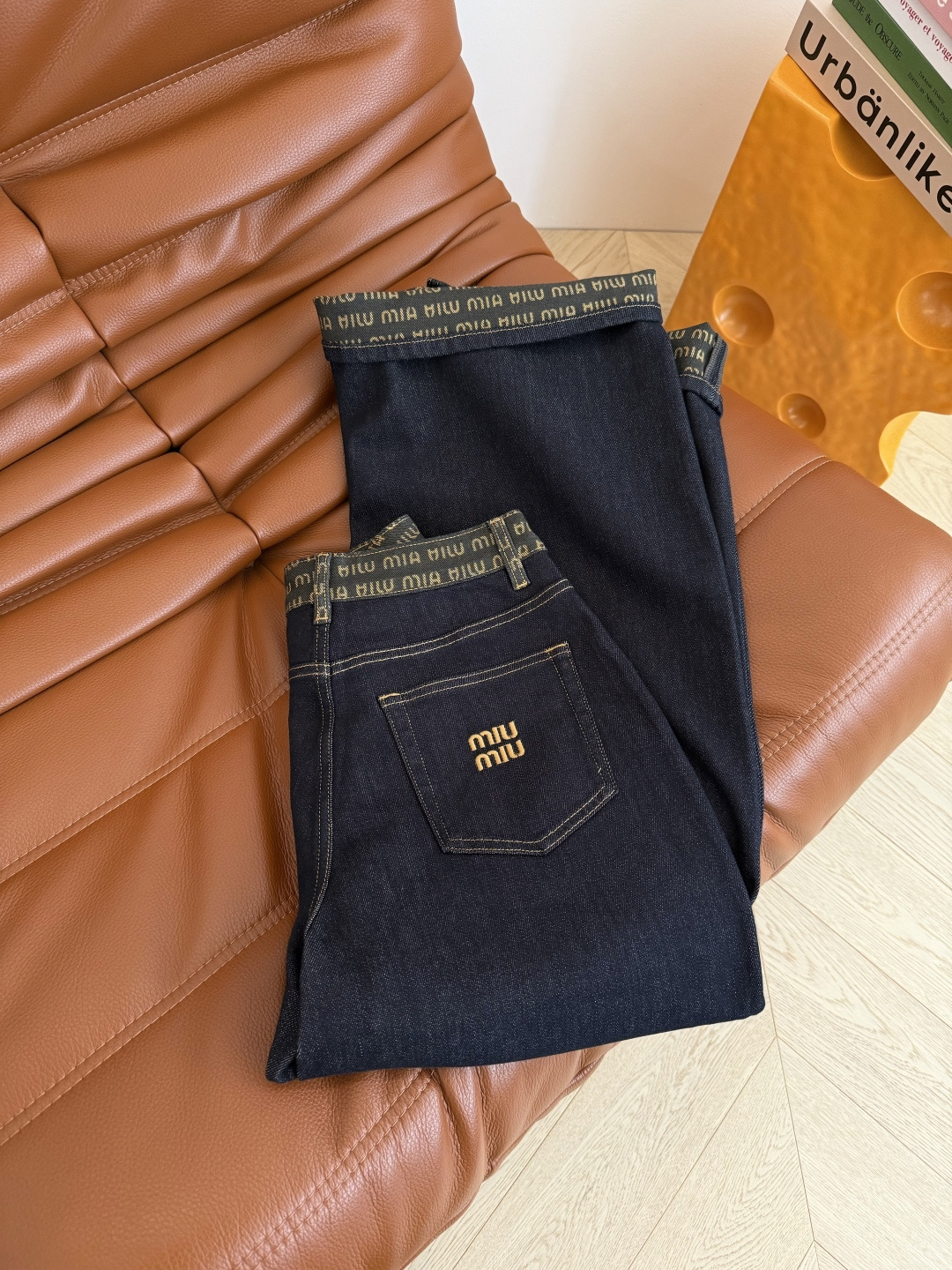 25秋冬 百搭原色阔腿牛仔裤 字母logo腰头拼接 裤脚也可以卷边露出logo 很有设计感又吸睛 是百搭