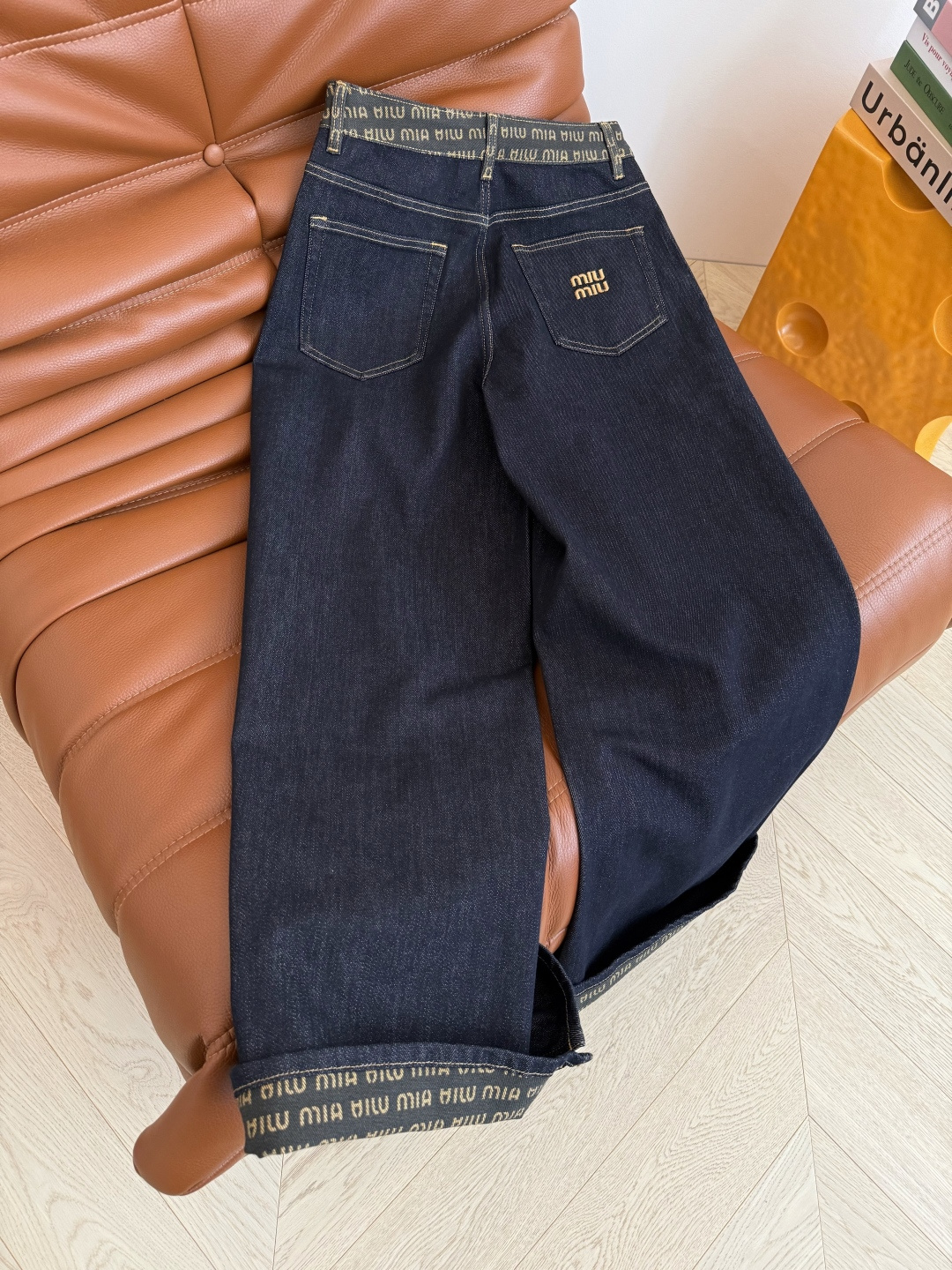 25秋冬 百搭原色阔腿牛仔裤 字母logo腰头拼接 裤脚也可以卷边露出logo 很有设计感又吸睛 是百搭