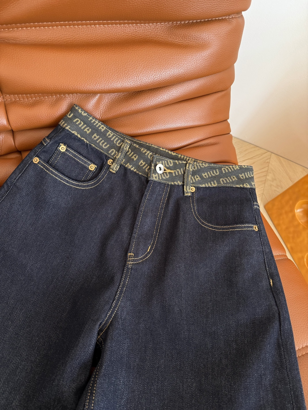 25秋冬 百搭原色阔腿牛仔裤 字母logo腰头拼接 裤脚也可以卷边露出logo 很有设计感又吸睛 是百搭