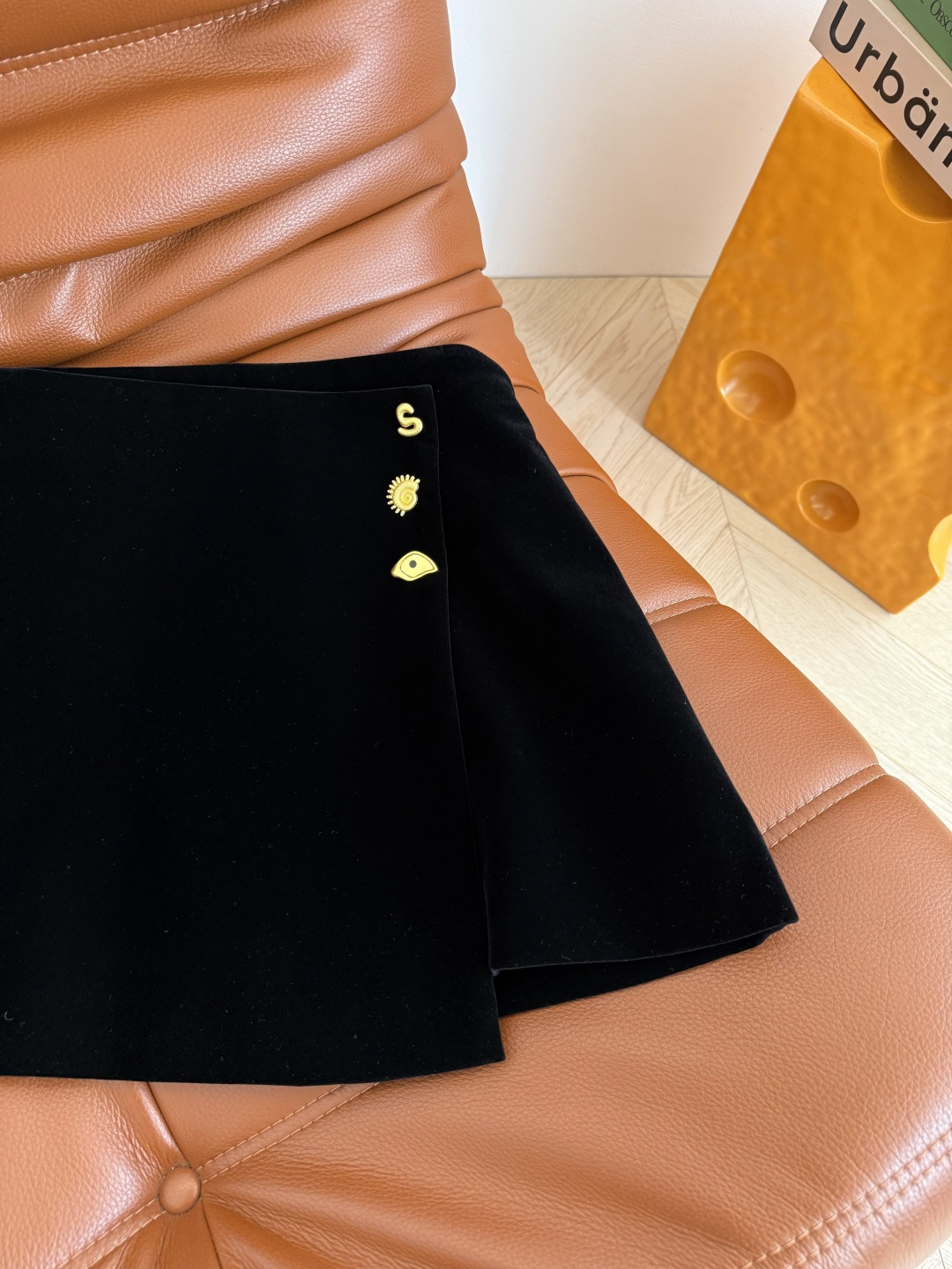 25FW新款 巴黎SCP～异形扣子装饰丝绒半裙 简约又高级 不对称搭片设计 超级实穿 高腰A字版型 上身