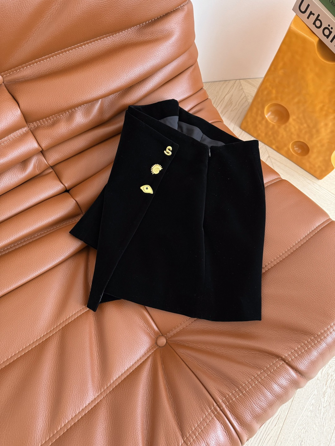 25FW新款 巴黎SCP～异形扣子装饰丝绒半裙 简约又高级 不对称搭片设计 超级实穿 高腰A字版型 上身