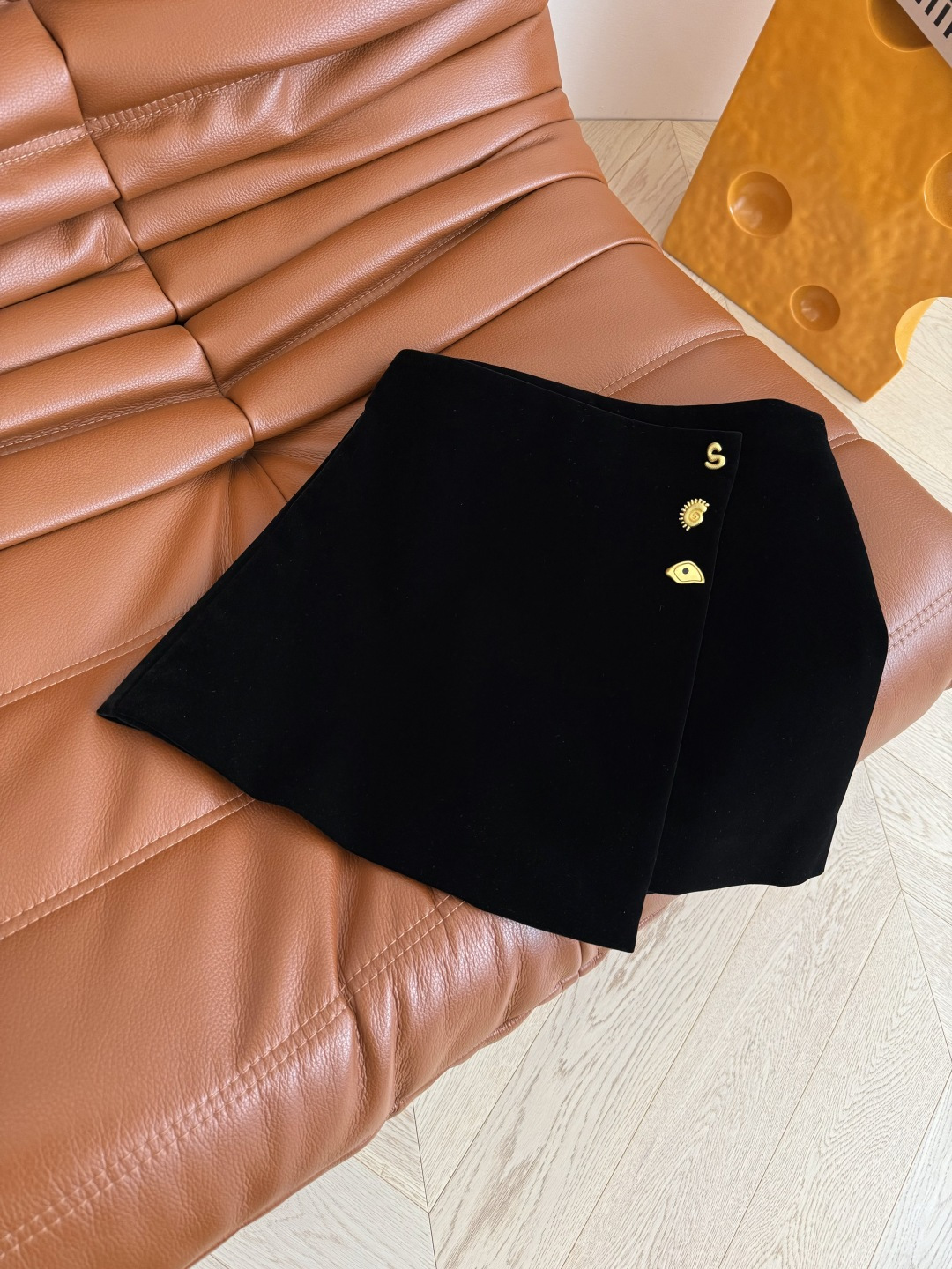 25FW新款 巴黎SCP～异形扣子装饰丝绒半裙 简约又高级 不对称搭片设计 超级实穿 高腰A字版型 上身