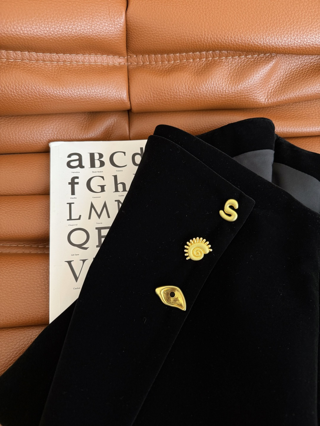 25FW新款 巴黎SCP～异形扣子装饰丝绒半裙 简约又高级 不对称搭片设计 超级实穿 高腰A字版型 上身