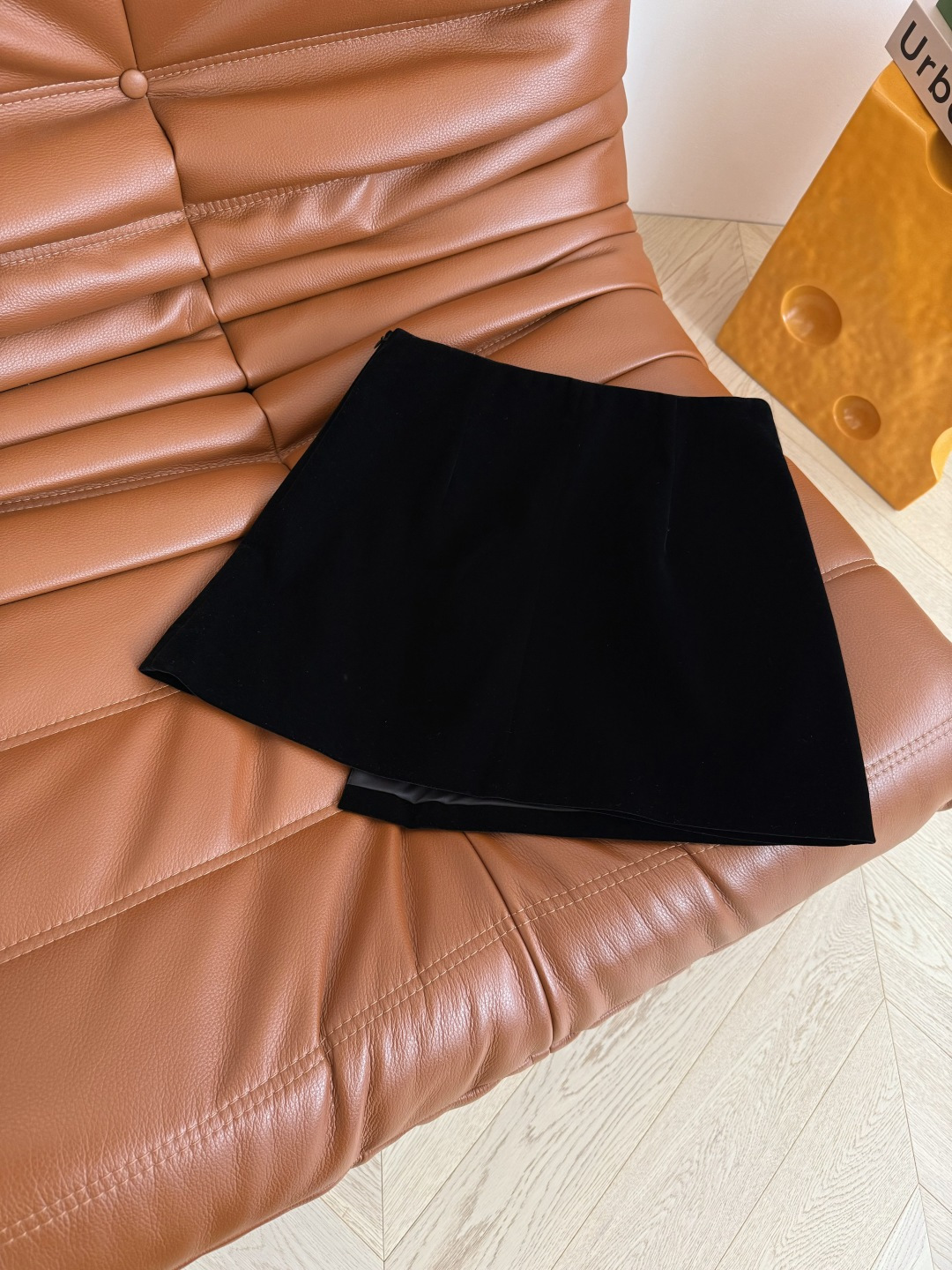 25FW新款 巴黎SCP～异形扣子装饰丝绒半裙 简约又高级 不对称搭片设计 超级实穿 高腰A字版型 上身