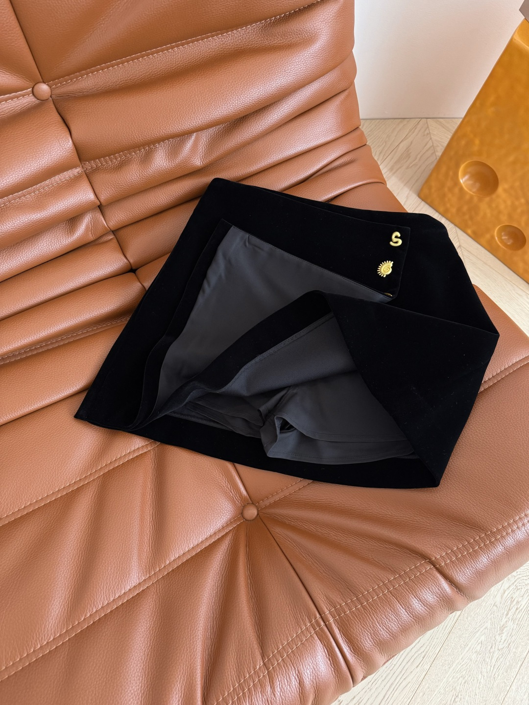 25FW新款 巴黎SCP～异形扣子装饰丝绒半裙 简约又高级 不对称搭片设计 超级实穿 高腰A字版型 上身