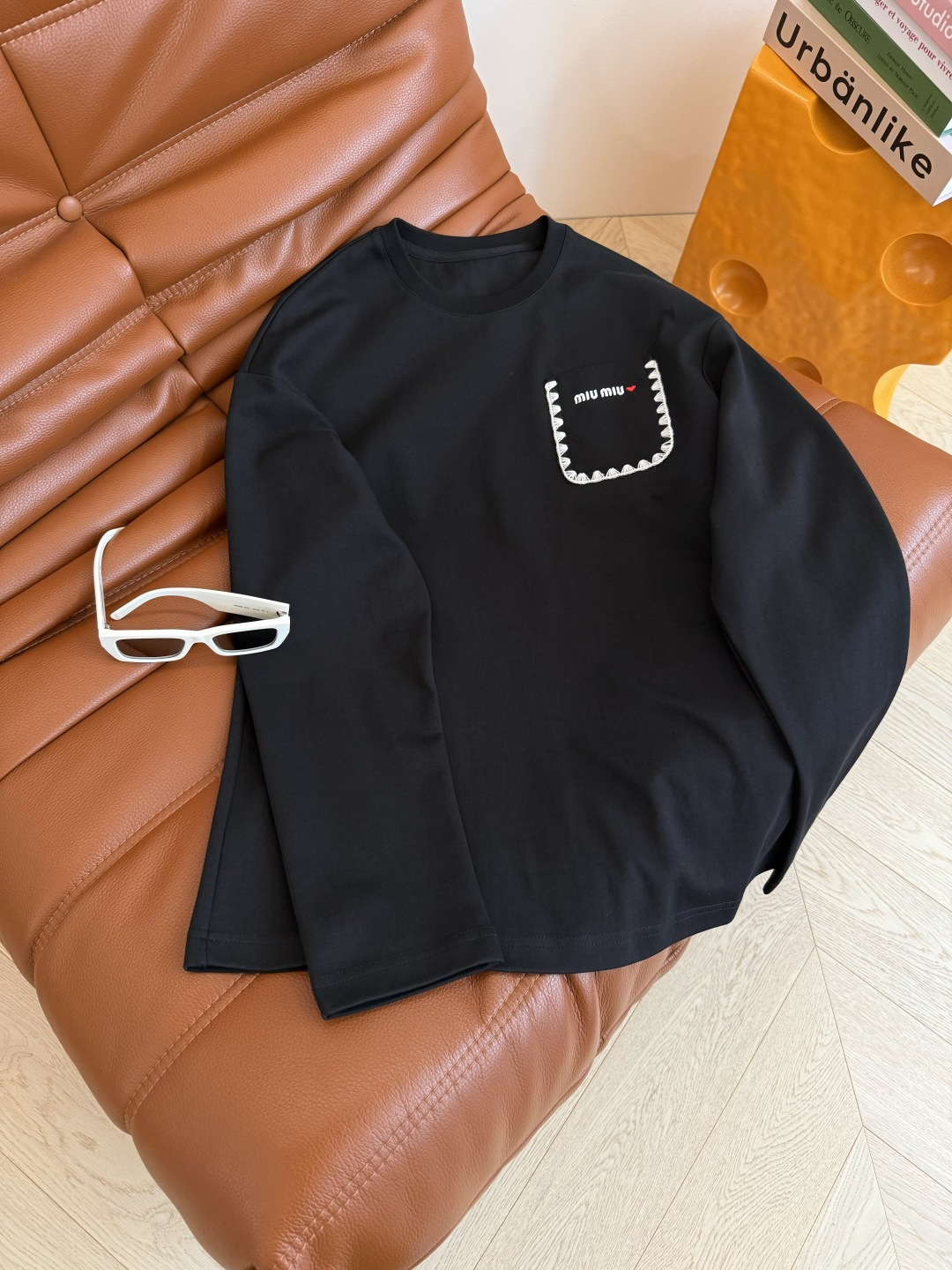 25秋冬 刺绣小字母logo装饰 人手必备款简约长袖T恤 不管是单穿或者内搭都需要这一件 廓形感恰到好处