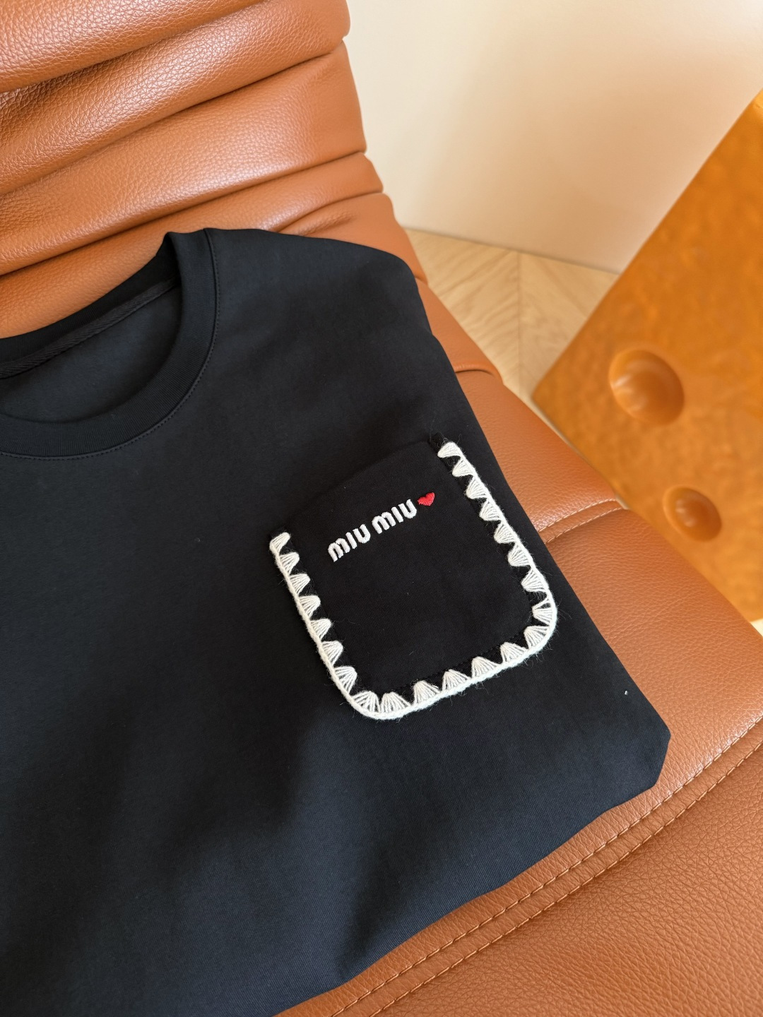 25秋冬 刺绣小字母logo装饰 人手必备款简约长袖T恤 不管是单穿或者内搭都需要这一件 廓形感恰到好处