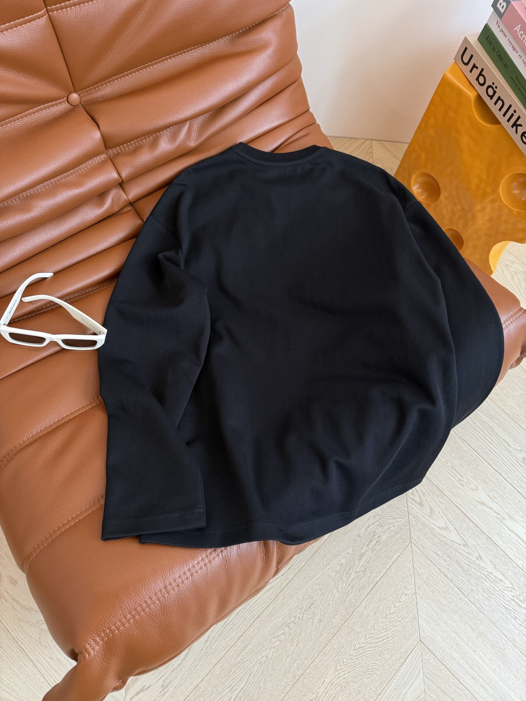 25秋冬 刺绣小字母logo装饰 人手必备款简约长袖T恤 不管是单穿或者内搭都需要这一件 廓形感恰到好处