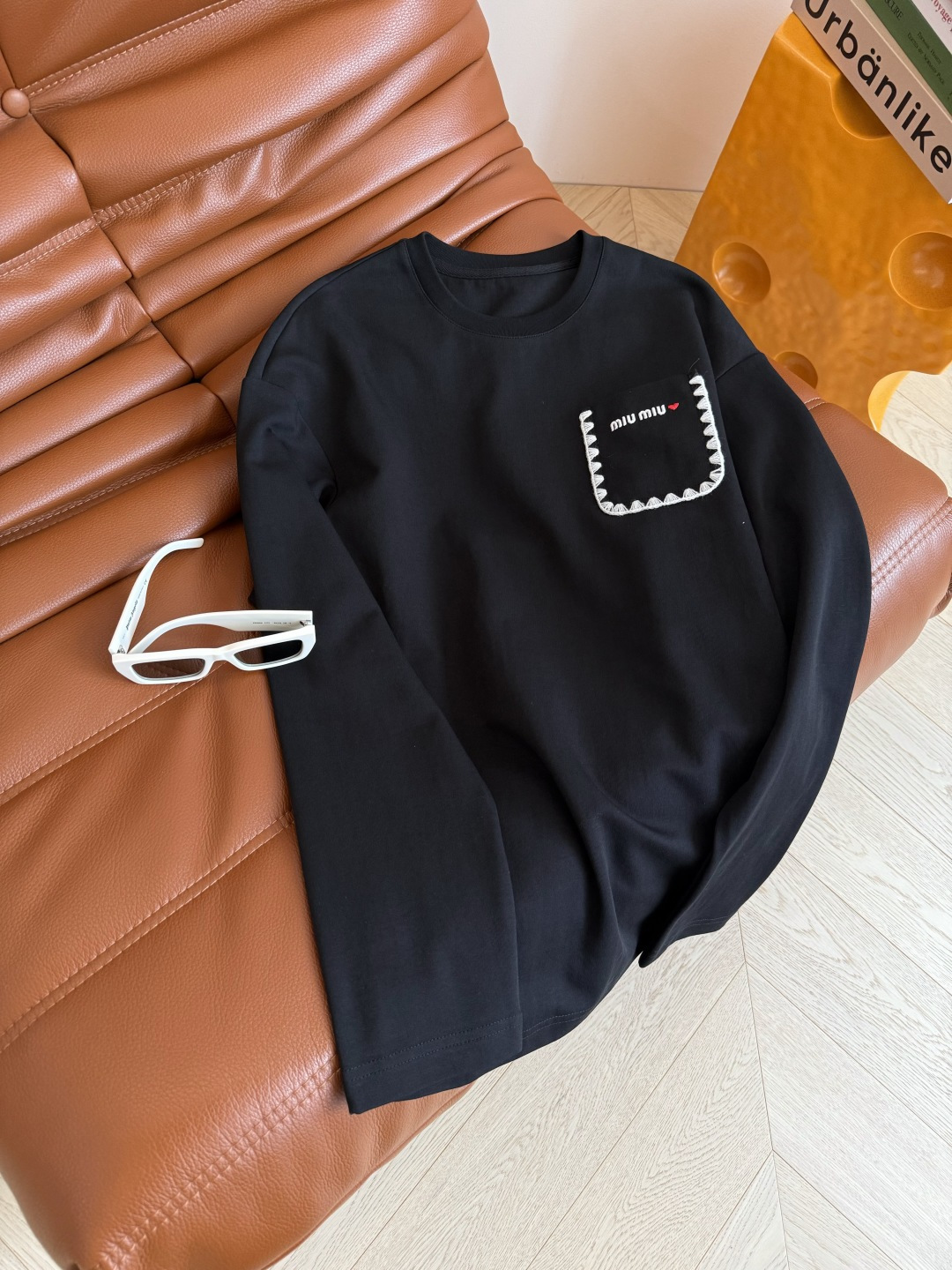 25秋冬 刺绣小字母logo装饰 人手必备款简约长袖T恤 不管是单穿或者内搭都需要这一件 廓形感恰到好处