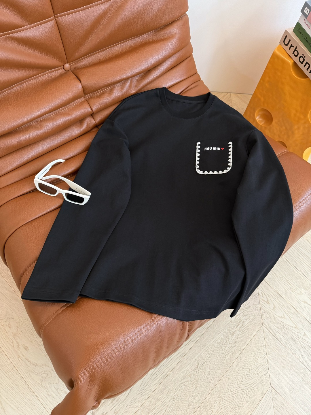 25秋冬 刺绣小字母logo装饰 人手必备款简约长袖T恤 不管是单穿或者内搭都需要这一件 廓形感恰到好处