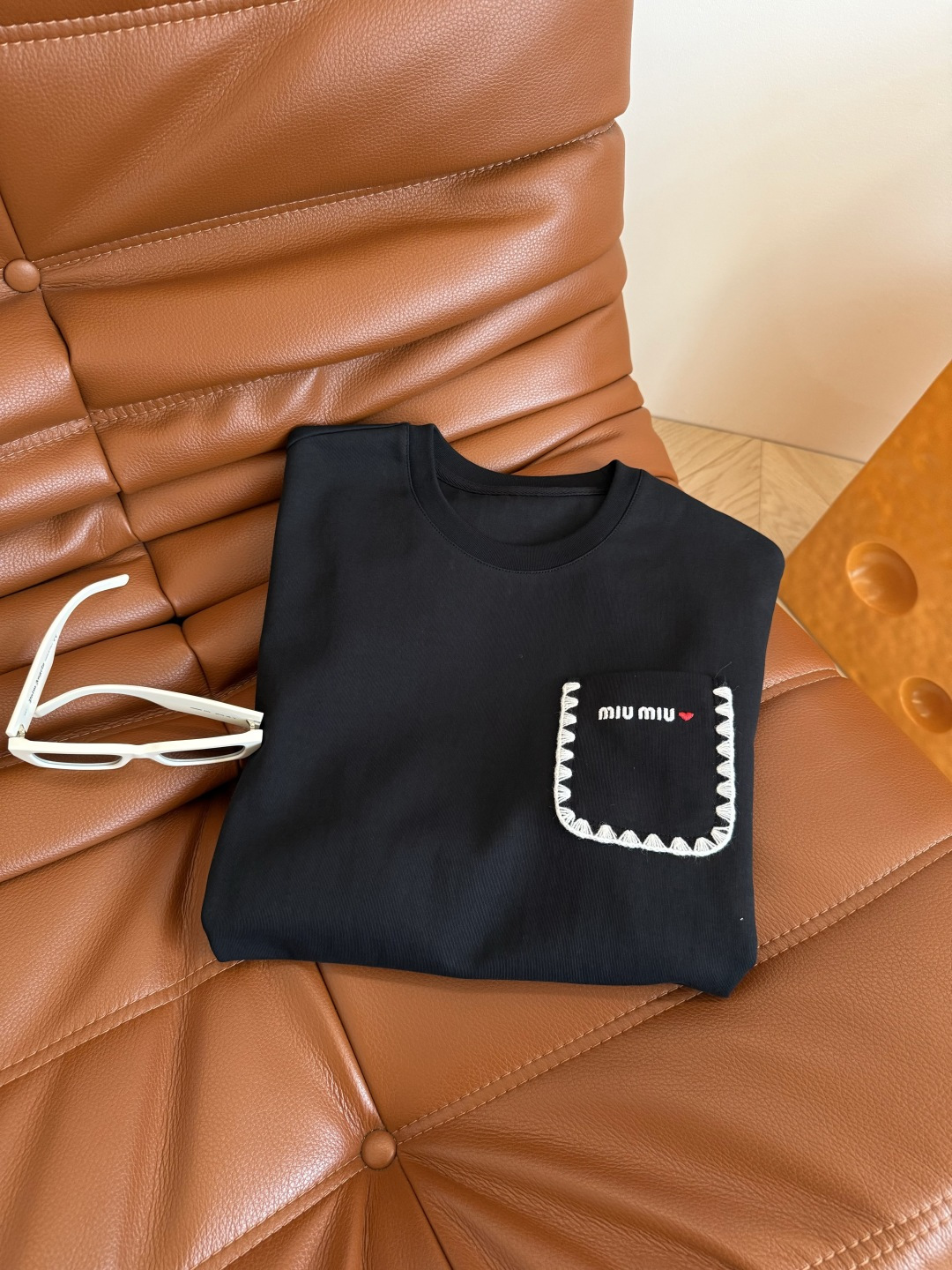 25秋冬 刺绣小字母logo装饰 人手必备款简约长袖T恤 不管是单穿或者内搭都需要这一件 廓形感恰到好处