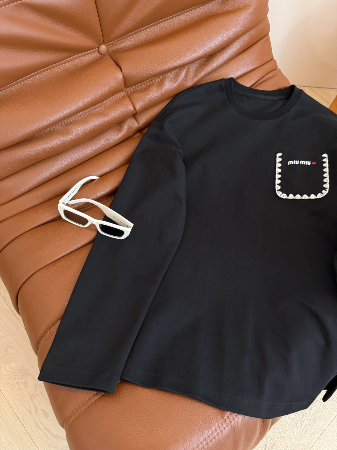 25秋冬 刺绣小字母logo装饰 人手必备款简约长袖T恤 不管是单穿或者内搭都需要这一件 廓形感恰到好处