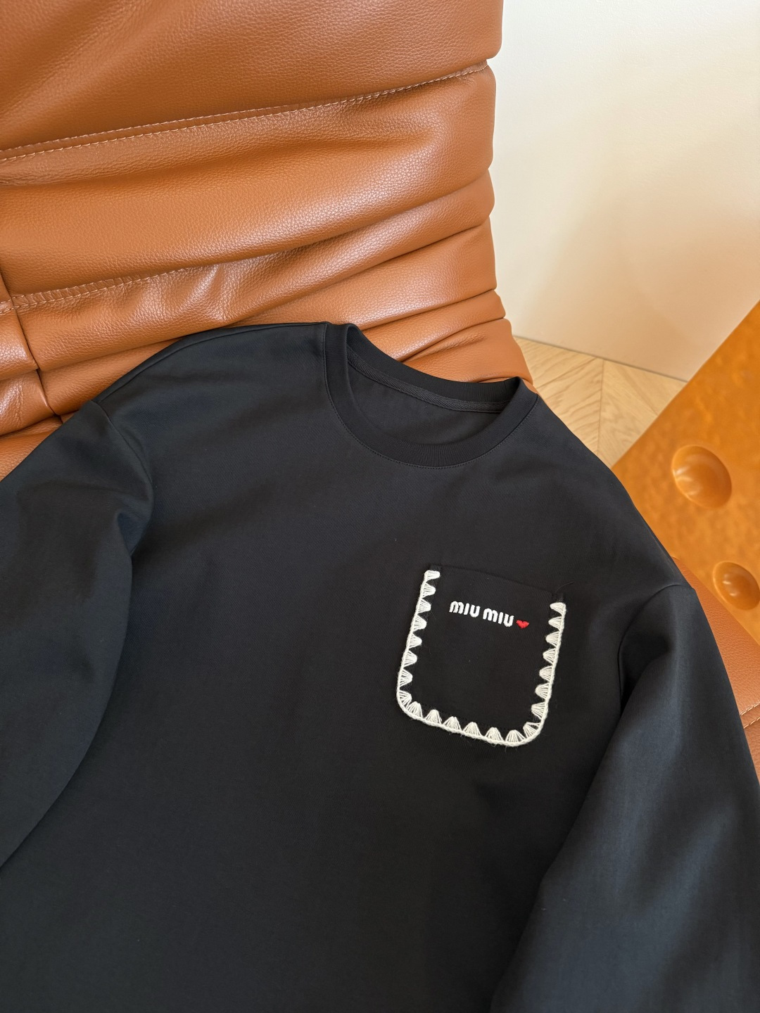 25秋冬 刺绣小字母logo装饰 人手必备款简约长袖T恤 不管是单穿或者内搭都需要这一件 廓形感恰到好处