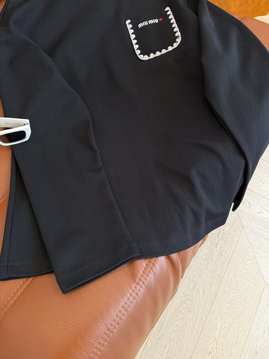 25秋冬 刺绣小字母logo装饰 人手必备款简约长袖T恤 不管是单穿或者内搭都需要这一件 廓形感恰到好处