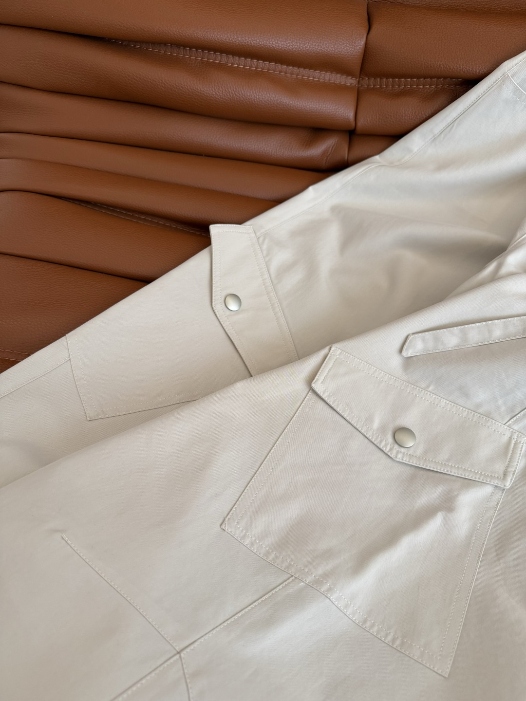 时髦工装风 25秋冬 McQ新款 弯刀剪裁版型工装裤 一秒Get时尚感 版型是弯刀剪裁设计 长度恰到好处