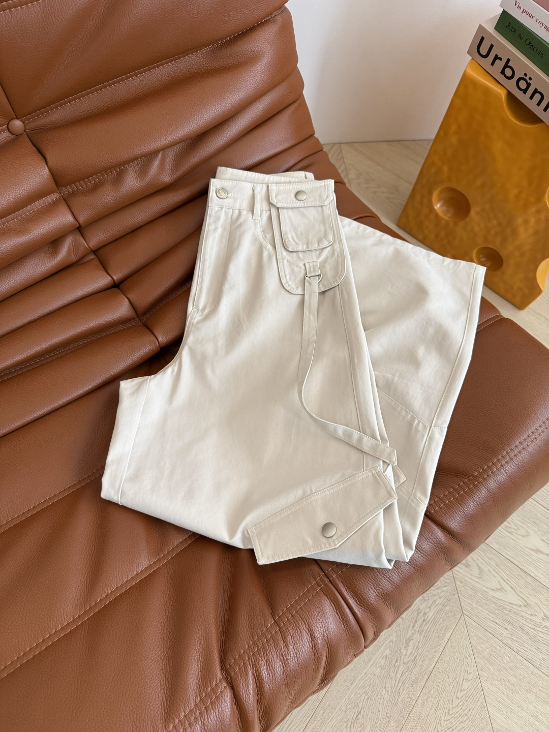 时髦工装风 25秋冬 McQ新款 弯刀剪裁版型工装裤 一秒Get时尚感 版型是弯刀剪裁设计 长度恰到好处