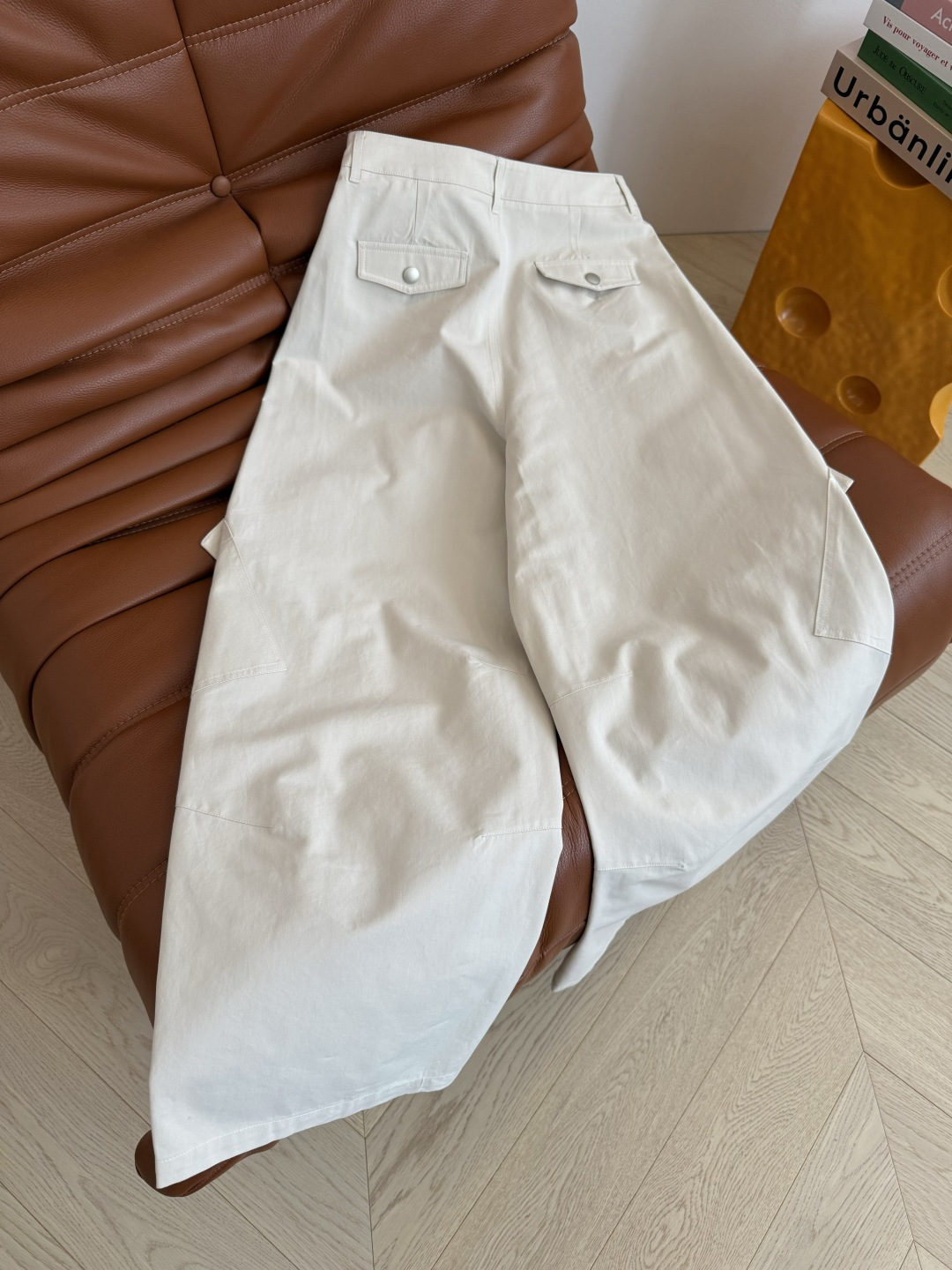 时髦工装风 25秋冬 McQ新款 弯刀剪裁版型工装裤 一秒Get时尚感 版型是弯刀剪裁设计 长度恰到好处