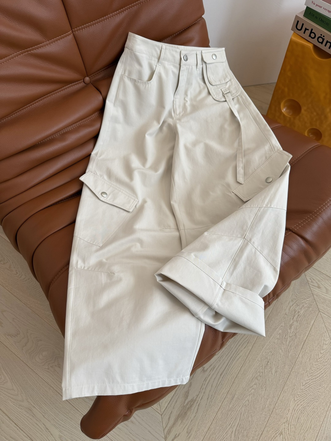 时髦工装风 25秋冬 McQ新款 弯刀剪裁版型工装裤 一秒Get时尚感 版型是弯刀剪裁设计 长度恰到好处