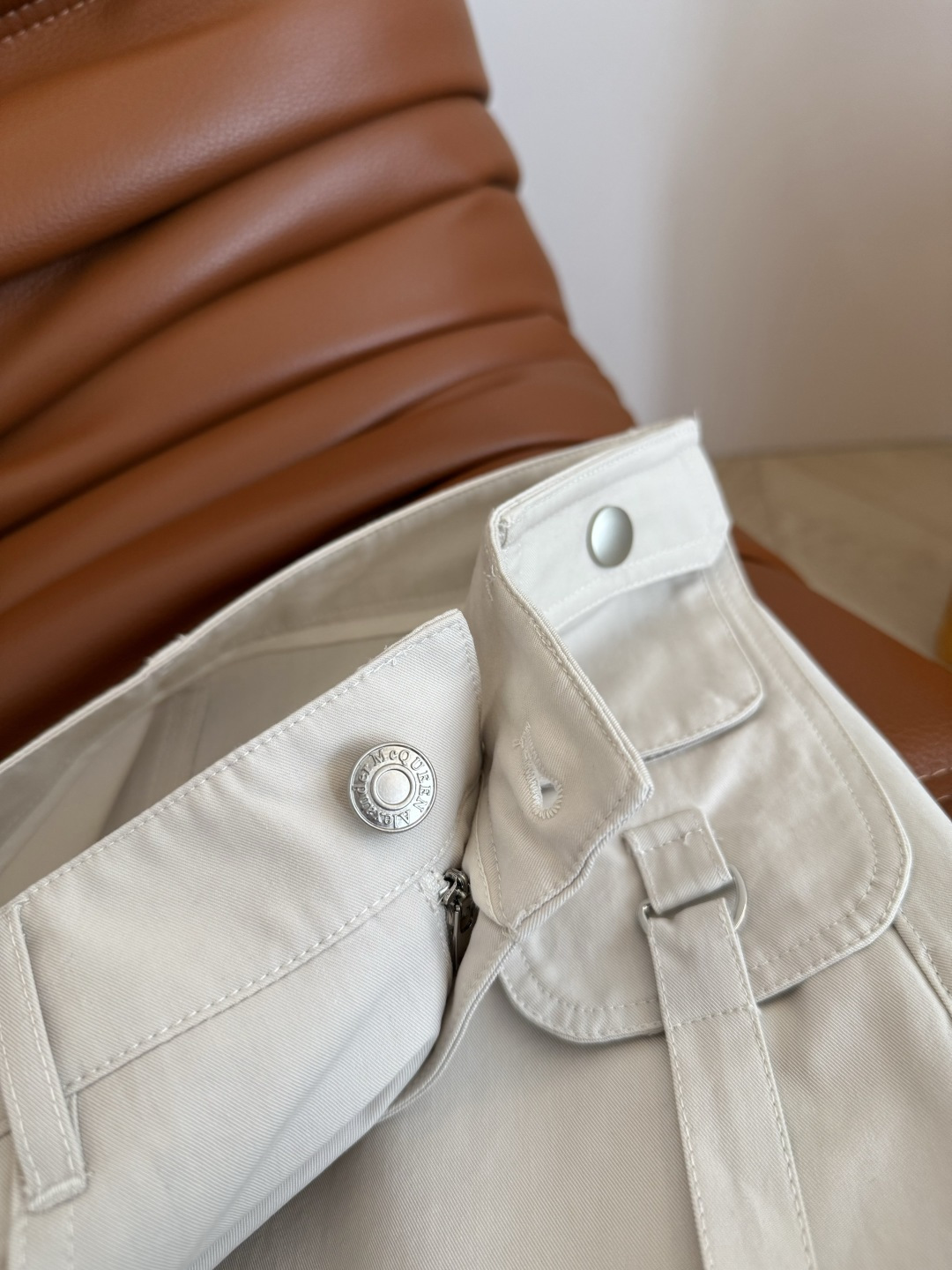 时髦工装风 25秋冬 McQ新款 弯刀剪裁版型工装裤 一秒Get时尚感 版型是弯刀剪裁设计 长度恰到好处