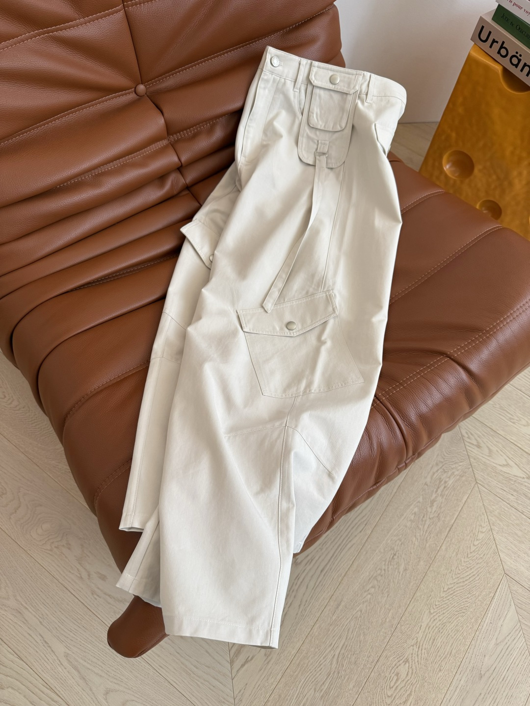 时髦工装风 25秋冬 McQ新款 弯刀剪裁版型工装裤 一秒Get时尚感 版型是弯刀剪裁设计 长度恰到好处