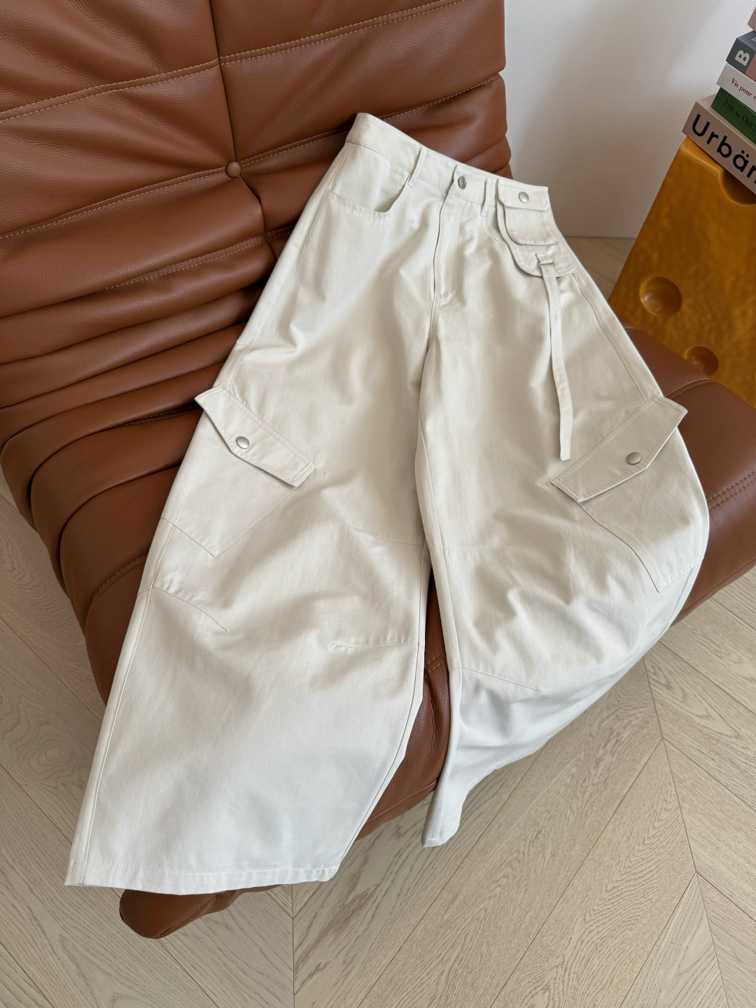 时髦工装风 25秋冬 McQ新款 弯刀剪裁版型工装裤 一秒Get时尚感 版型是弯刀剪裁设计 长度恰到好处