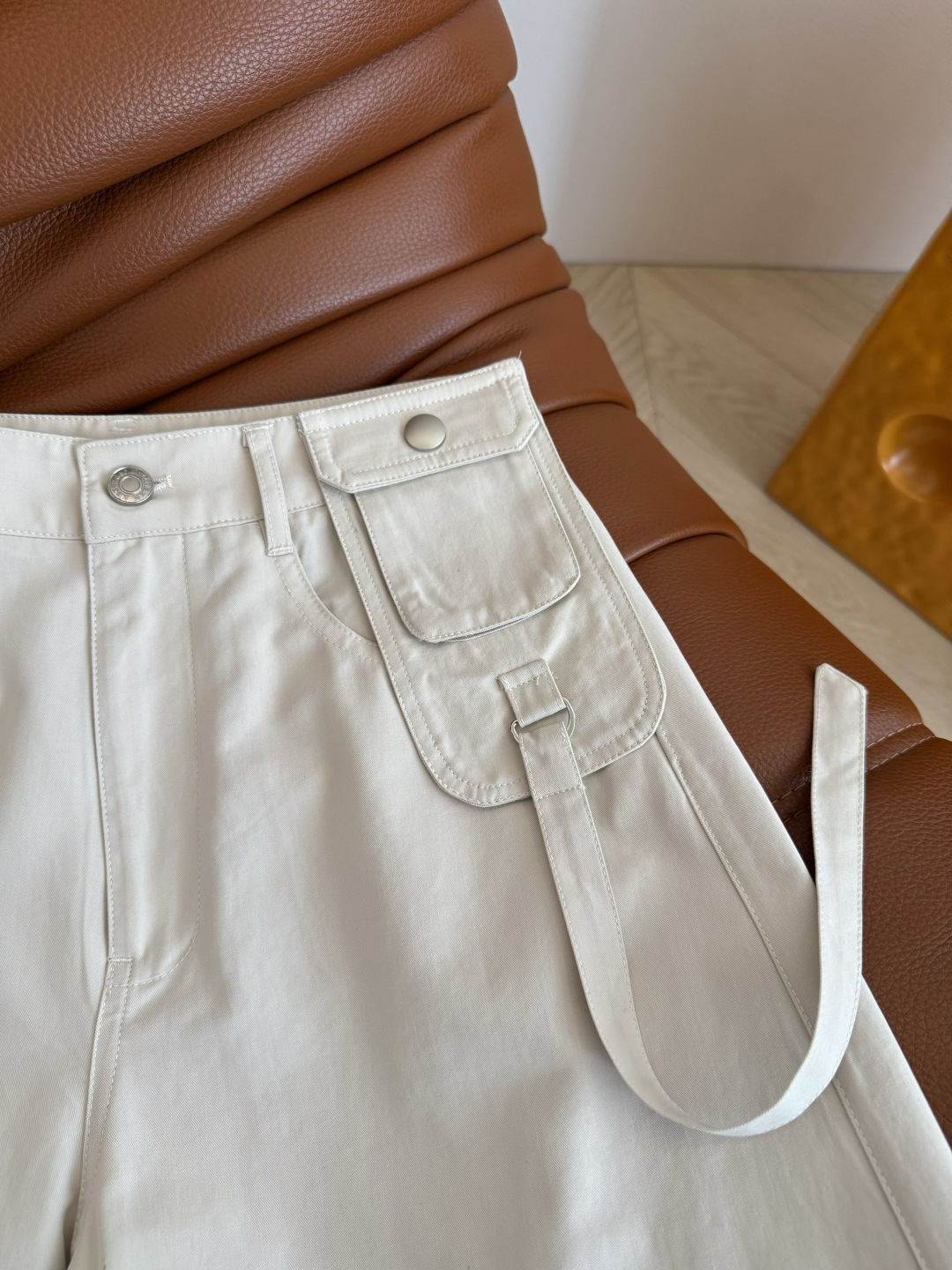 时髦工装风 25秋冬 McQ新款 弯刀剪裁版型工装裤 一秒Get时尚感 版型是弯刀剪裁设计 长度恰到好处