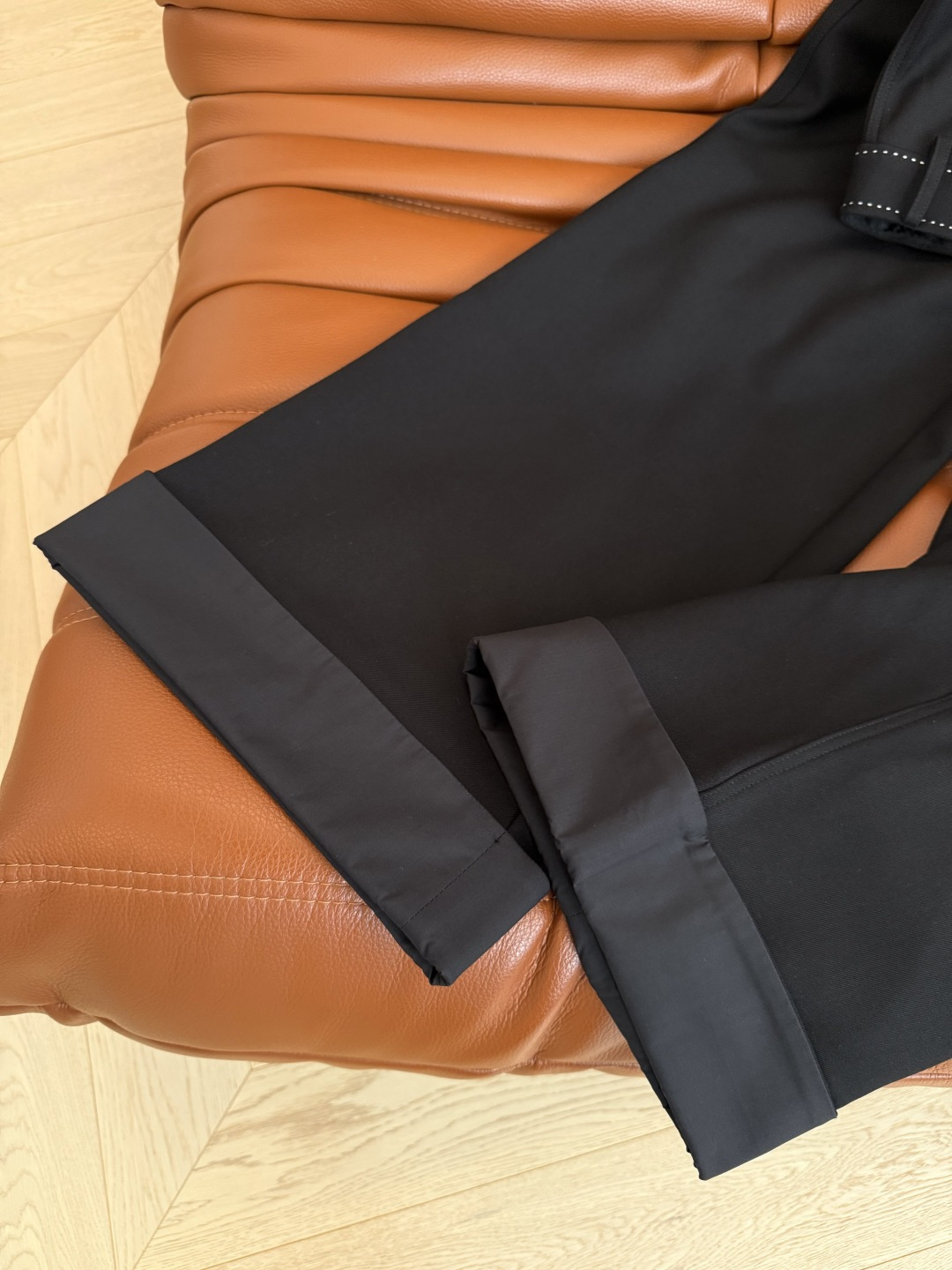 25秋冬 撞色珠针线勾勒设计直筒裤 高阶通勤款 绝对是百搭的通勤裤子 质感很高级 面料比较挺括 整个裤型