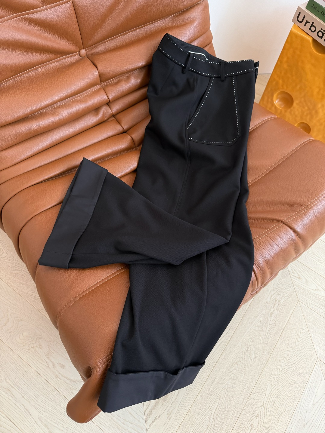 25秋冬 撞色珠针线勾勒设计直筒裤 高阶通勤款 绝对是百搭的通勤裤子 质感很高级 面料比较挺括 整个裤型