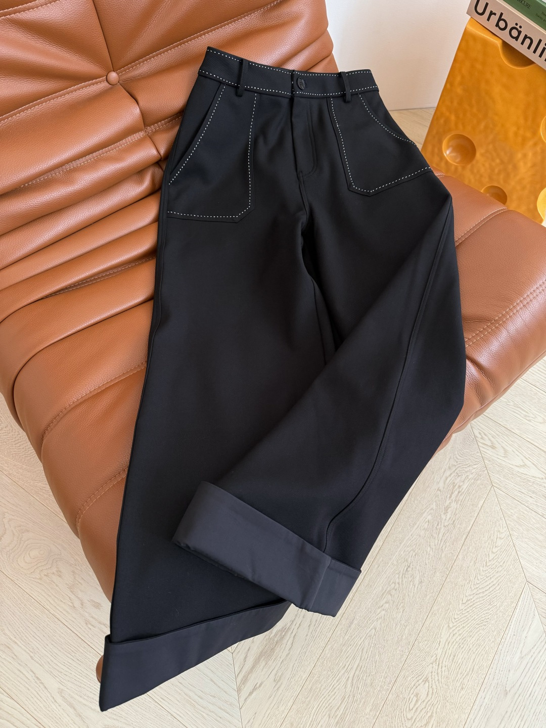 25秋冬 撞色珠针线勾勒设计直筒裤 高阶通勤款 绝对是百搭的通勤裤子 质感很高级 面料比较挺括 整个裤型