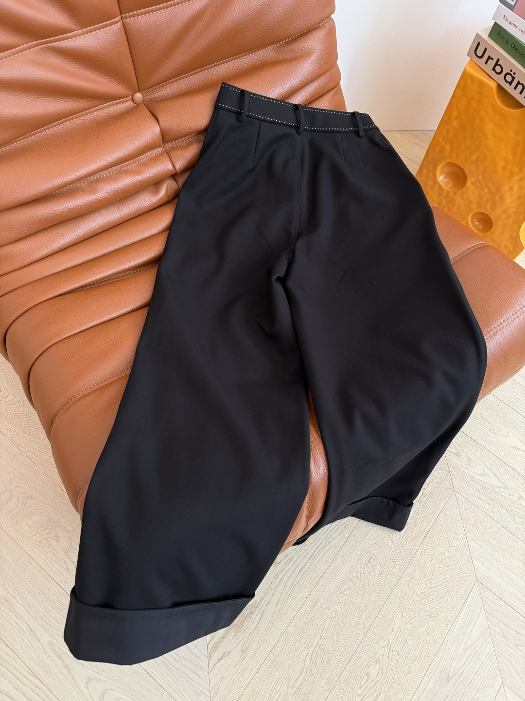 25秋冬 撞色珠针线勾勒设计直筒裤 高阶通勤款 绝对是百搭的通勤裤子 质感很高级 面料比较挺括 整个裤型