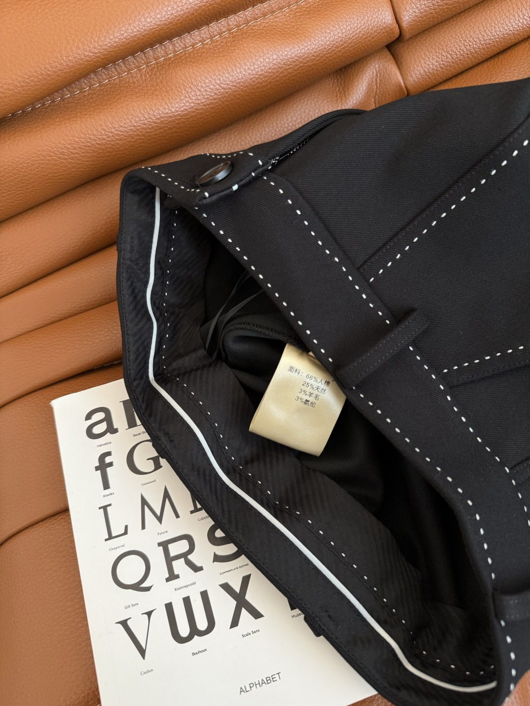 25秋冬 撞色珠针线勾勒设计直筒裤 高阶通勤款 绝对是百搭的通勤裤子 质感很高级 面料比较挺括 整个裤型