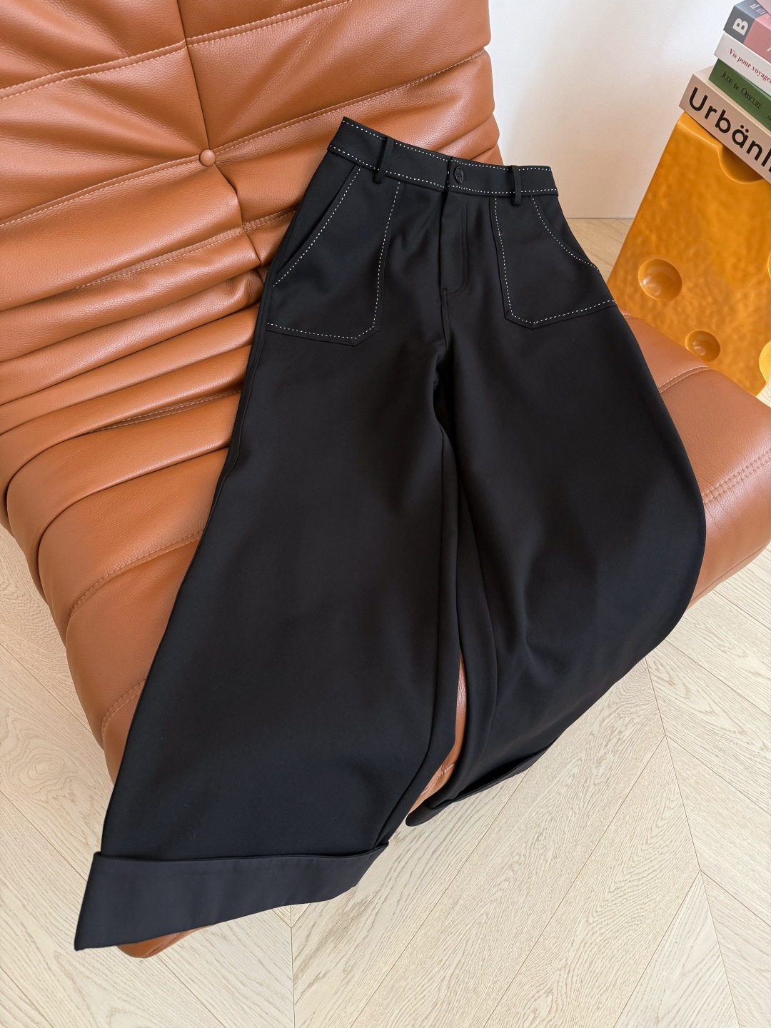 25秋冬 撞色珠针线勾勒设计直筒裤 高阶通勤款 绝对是百搭的通勤裤子 质感很高级 面料比较挺括 整个裤型