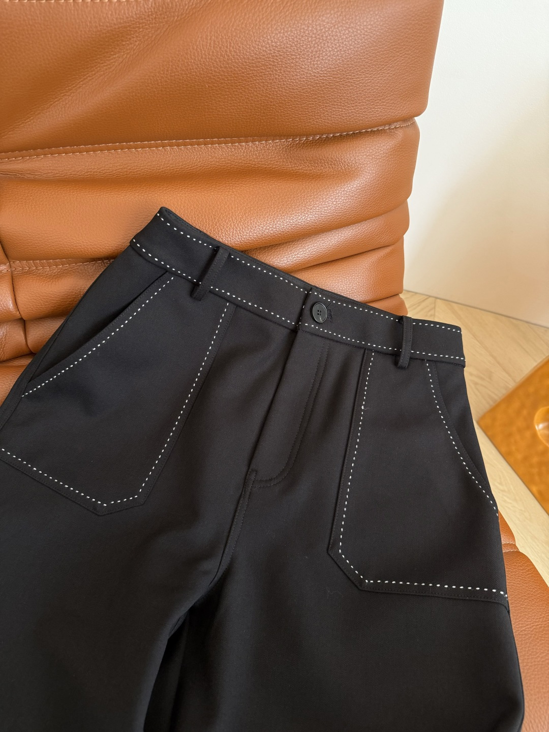 25秋冬 撞色珠针线勾勒设计直筒裤 高阶通勤款 绝对是百搭的通勤裤子 质感很高级 面料比较挺括 整个裤型