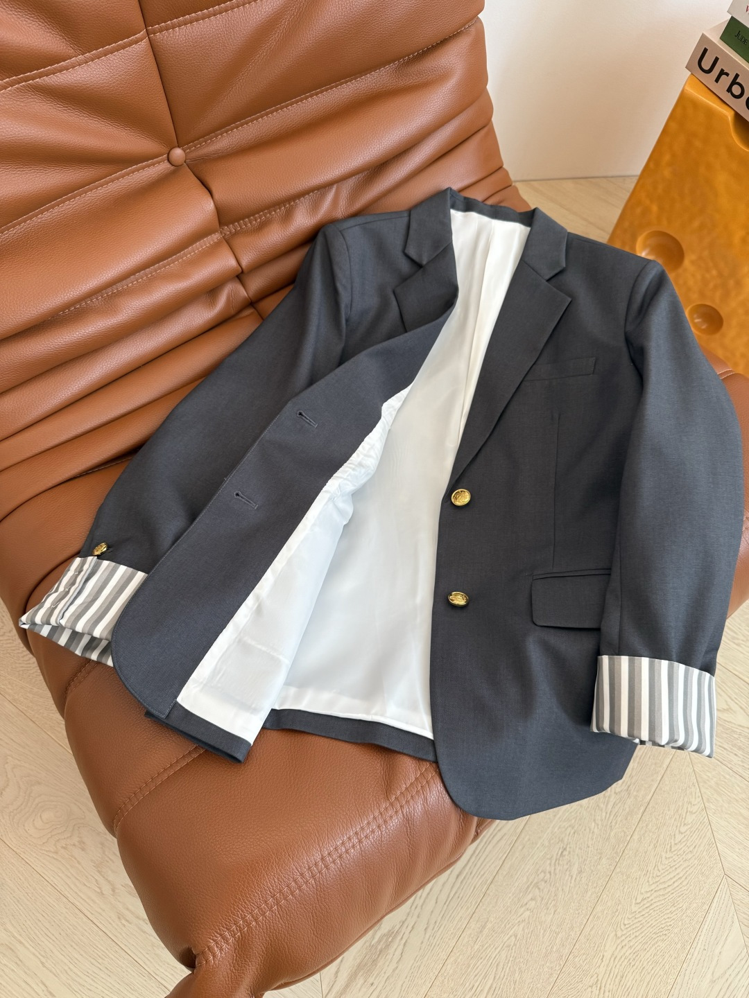 25秋冬新款 条纹卷边袖口设计廓形西装外套 松弛版型和酷飒型格 不费力书写早秋达人时髦造型感 优雅干练 