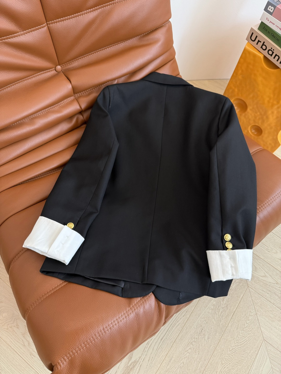 25秋冬新款 条纹卷边袖口设计廓形西装外套 松弛版型和酷飒型格 不费力书写早秋达人时髦造型感 优雅干练 