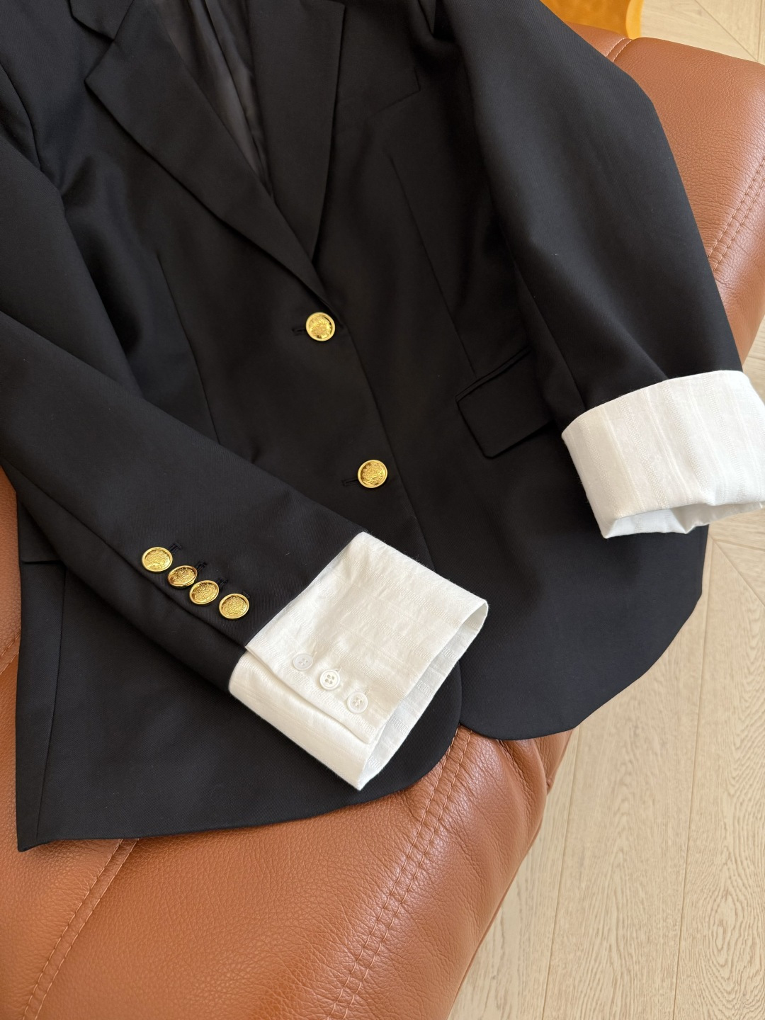 25秋冬新款 条纹卷边袖口设计廓形西装外套 松弛版型和酷飒型格 不费力书写早秋达人时髦造型感 优雅干练 