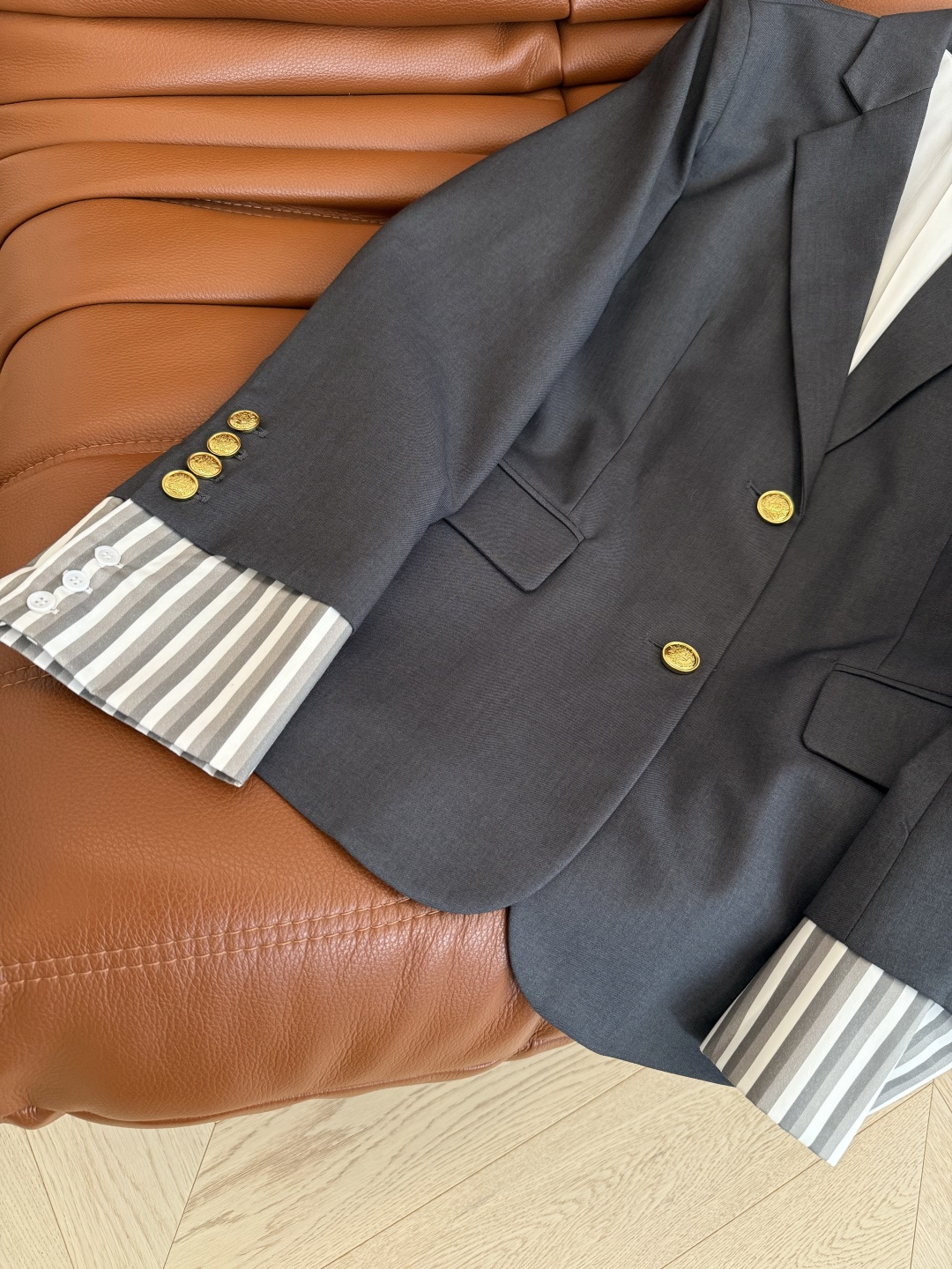 25秋冬新款 条纹卷边袖口设计廓形西装外套 松弛版型和酷飒型格 不费力书写早秋达人时髦造型感 优雅干练 