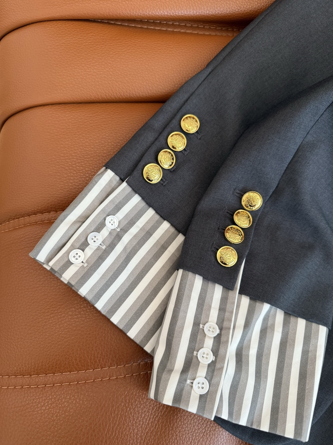 25秋冬新款 条纹卷边袖口设计廓形西装外套 松弛版型和酷飒型格 不费力书写早秋达人时髦造型感 优雅干练 