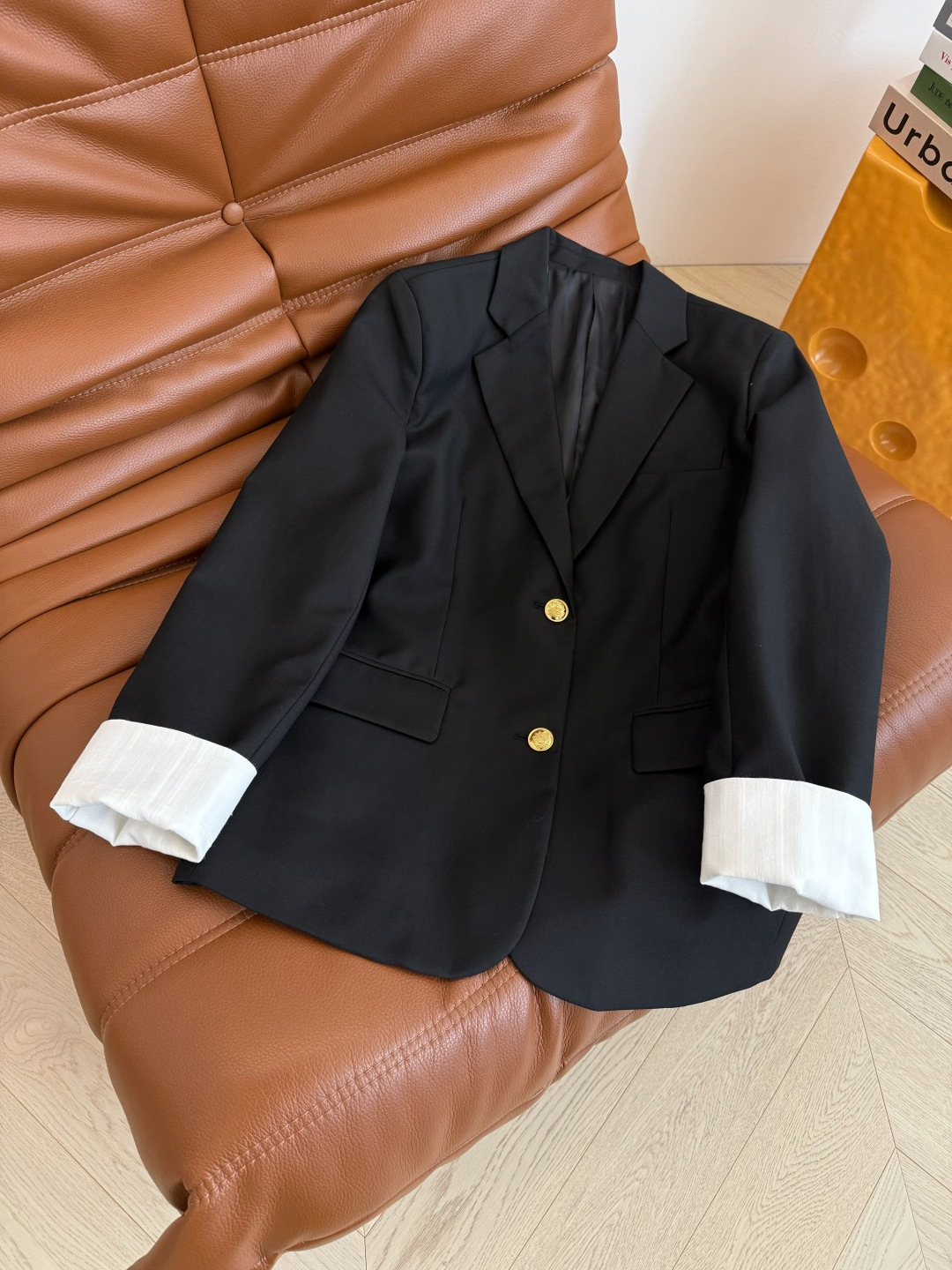 25秋冬新款 条纹卷边袖口设计廓形西装外套 松弛版型和酷飒型格 不费力书写早秋达人时髦造型感 优雅干练 