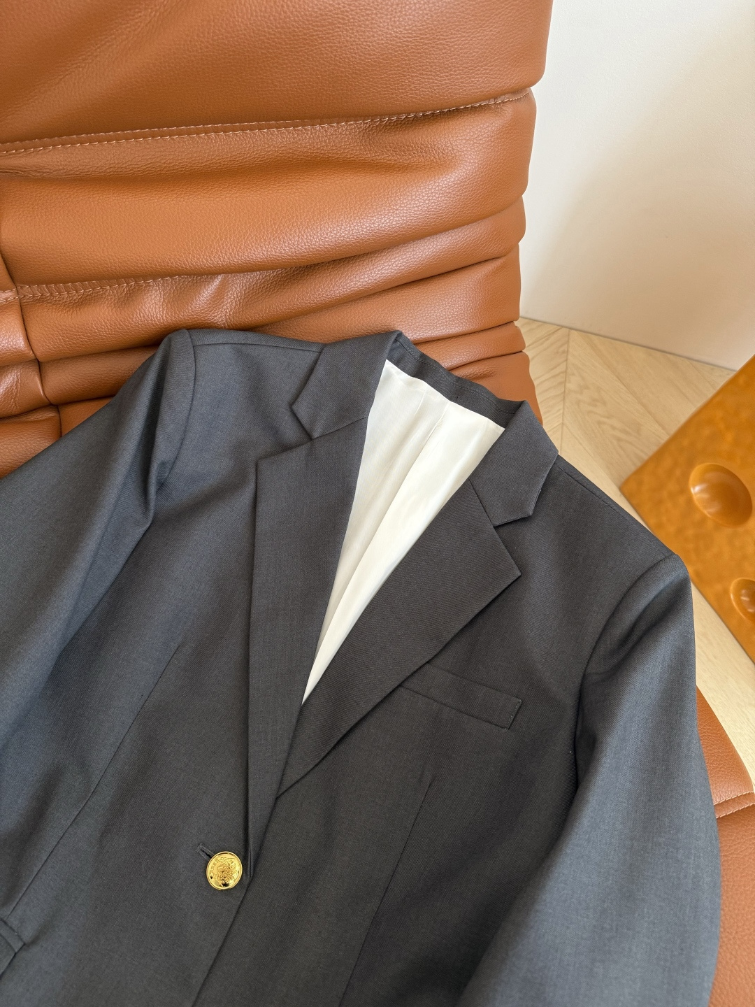 25秋冬新款 条纹卷边袖口设计廓形西装外套 松弛版型和酷飒型格 不费力书写早秋达人时髦造型感 优雅干练 