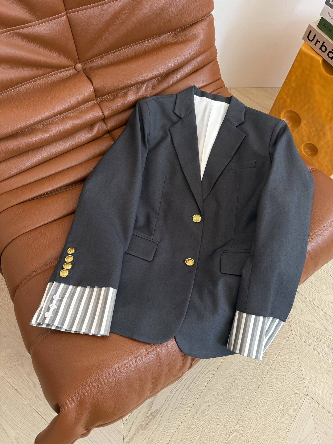 25秋冬新款 条纹卷边袖口设计廓形西装外套 松弛版型和酷飒型格 不费力书写早秋达人时髦造型感 优雅干练 