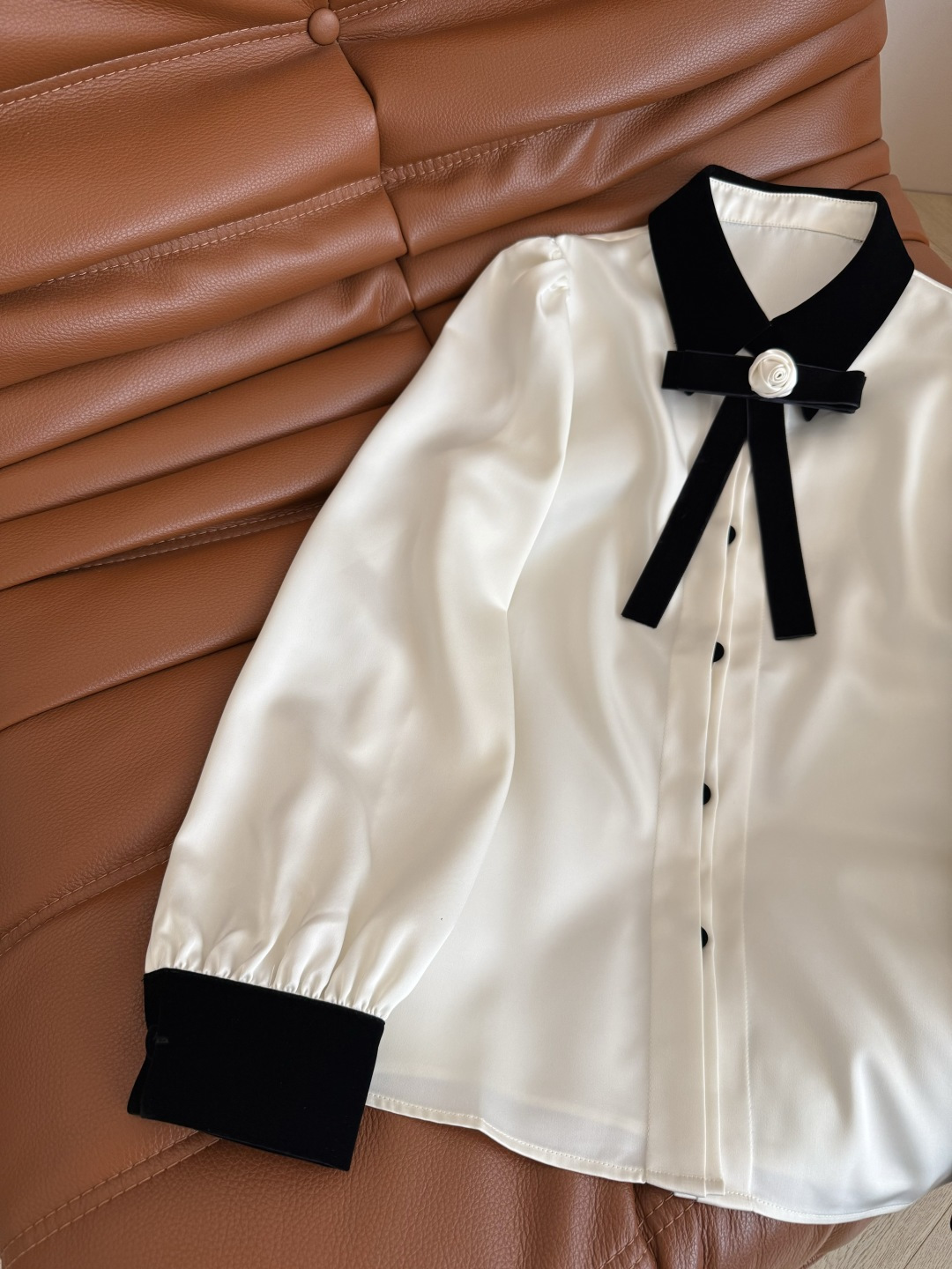 优雅温柔 25秋冬 丝绒领子拼接衬衫 一整个优雅法式高级感 丝绒领子和袖口拼接 搭配了立体小花朵丝绒蝴蝶