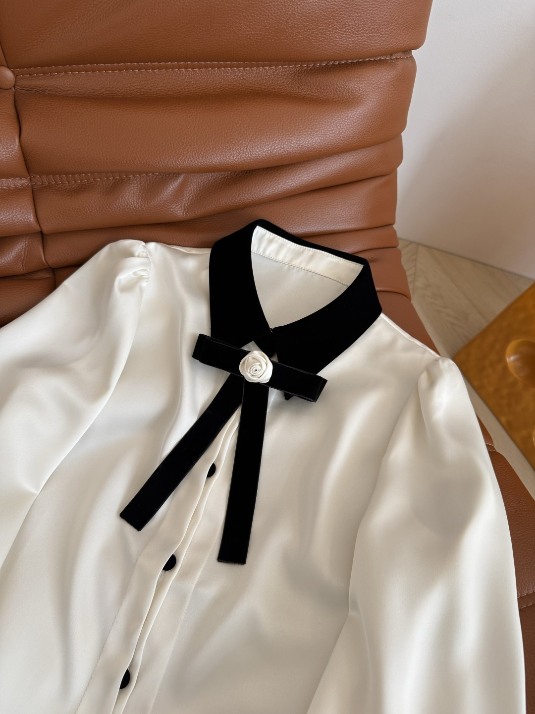 优雅温柔 25秋冬 丝绒领子拼接衬衫 一整个优雅法式高级感 丝绒领子和袖口拼接 搭配了立体小花朵丝绒蝴蝶