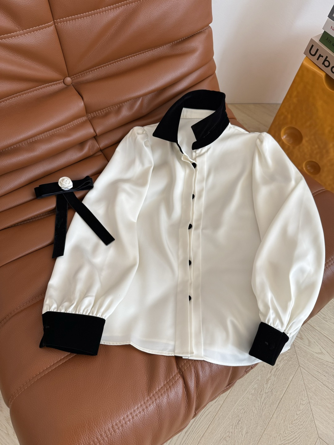 优雅温柔 25秋冬 丝绒领子拼接衬衫 一整个优雅法式高级感 丝绒领子和袖口拼接 搭配了立体小花朵丝绒蝴蝶