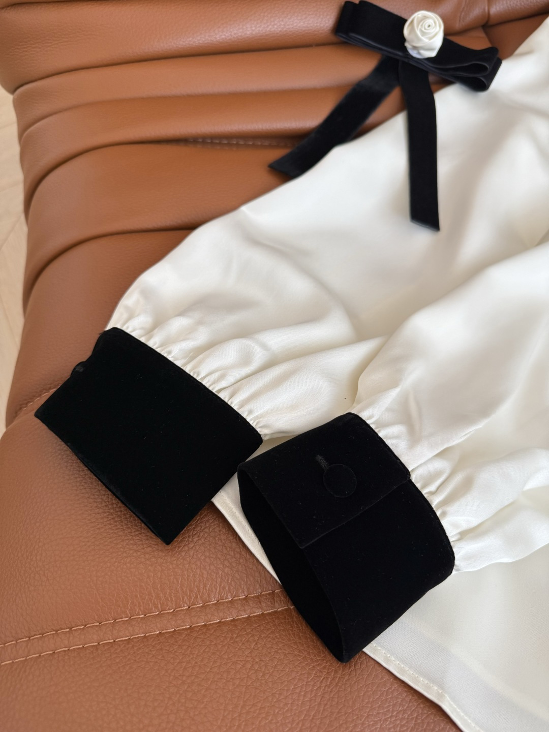 优雅温柔 25秋冬 丝绒领子拼接衬衫 一整个优雅法式高级感 丝绒领子和袖口拼接 搭配了立体小花朵丝绒蝴蝶