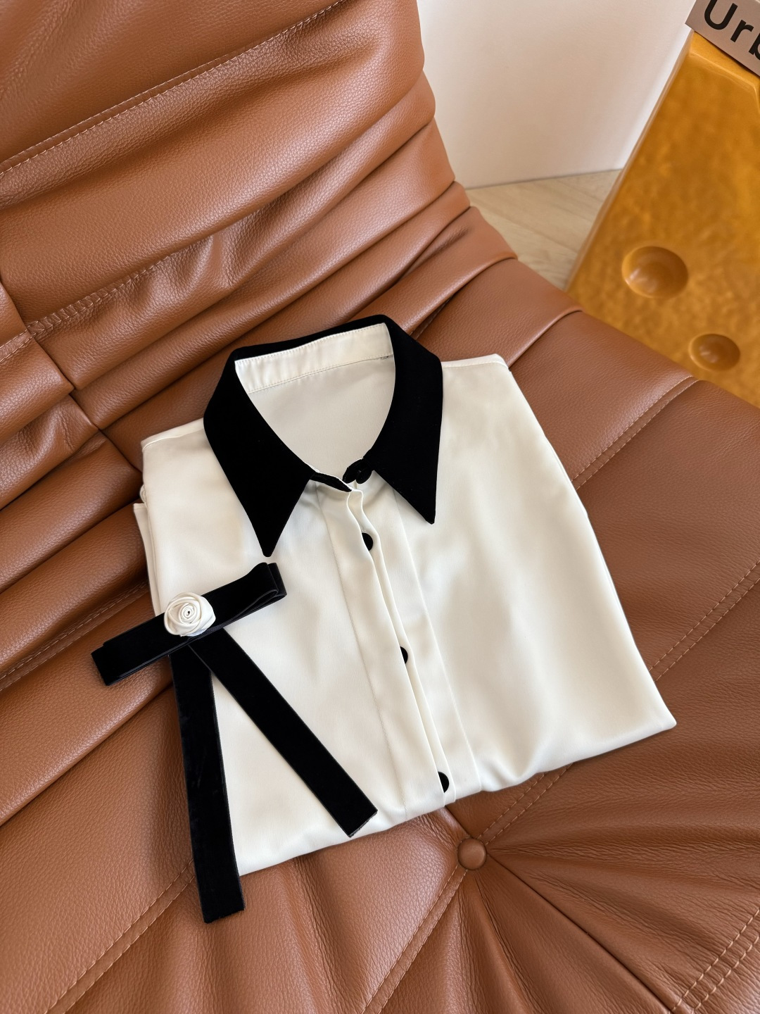 优雅温柔 25秋冬 丝绒领子拼接衬衫 一整个优雅法式高级感 丝绒领子和袖口拼接 搭配了立体小花朵丝绒蝴蝶