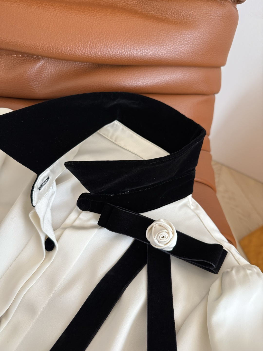 优雅温柔 25秋冬 丝绒领子拼接衬衫 一整个优雅法式高级感 丝绒领子和袖口拼接 搭配了立体小花朵丝绒蝴蝶