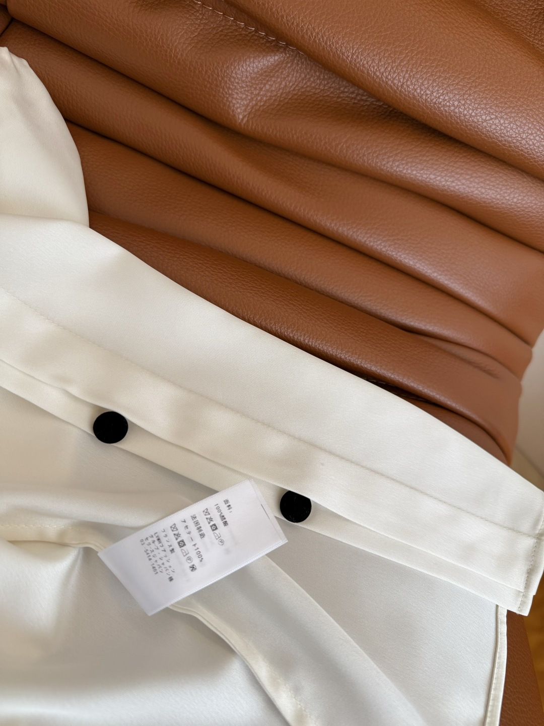 优雅温柔 25秋冬 丝绒领子拼接衬衫 一整个优雅法式高级感 丝绒领子和袖口拼接 搭配了立体小花朵丝绒蝴蝶