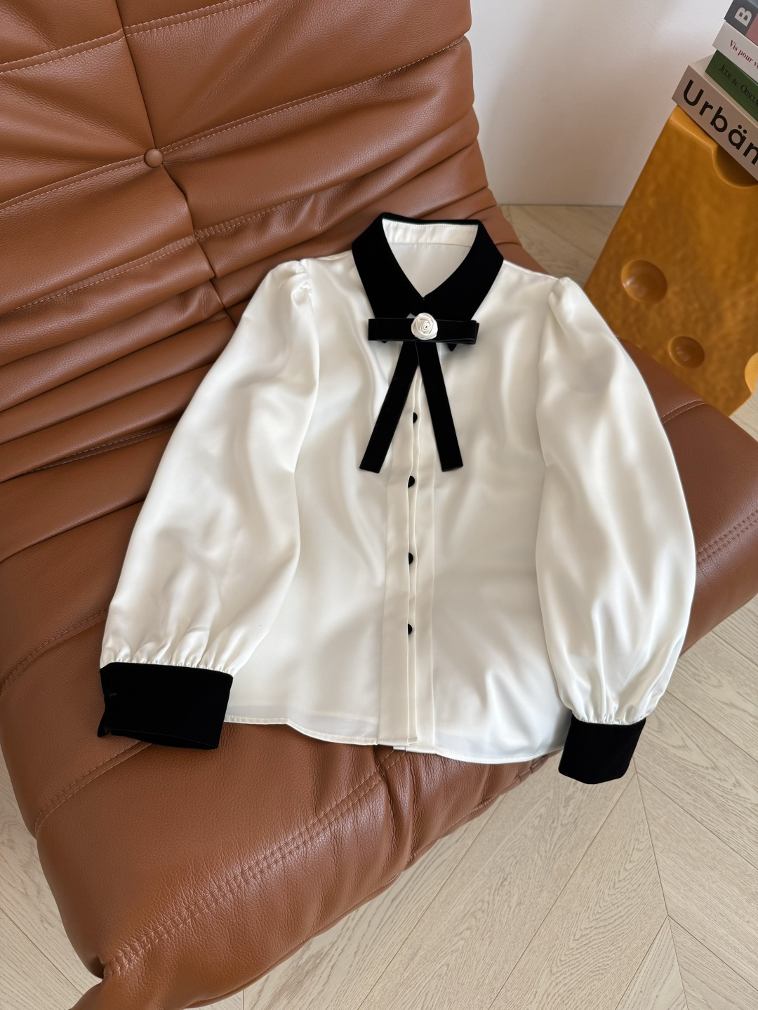 优雅温柔 25秋冬 丝绒领子拼接衬衫 一整个优雅法式高级感 丝绒领子和袖口拼接 搭配了立体小花朵丝绒蝴蝶